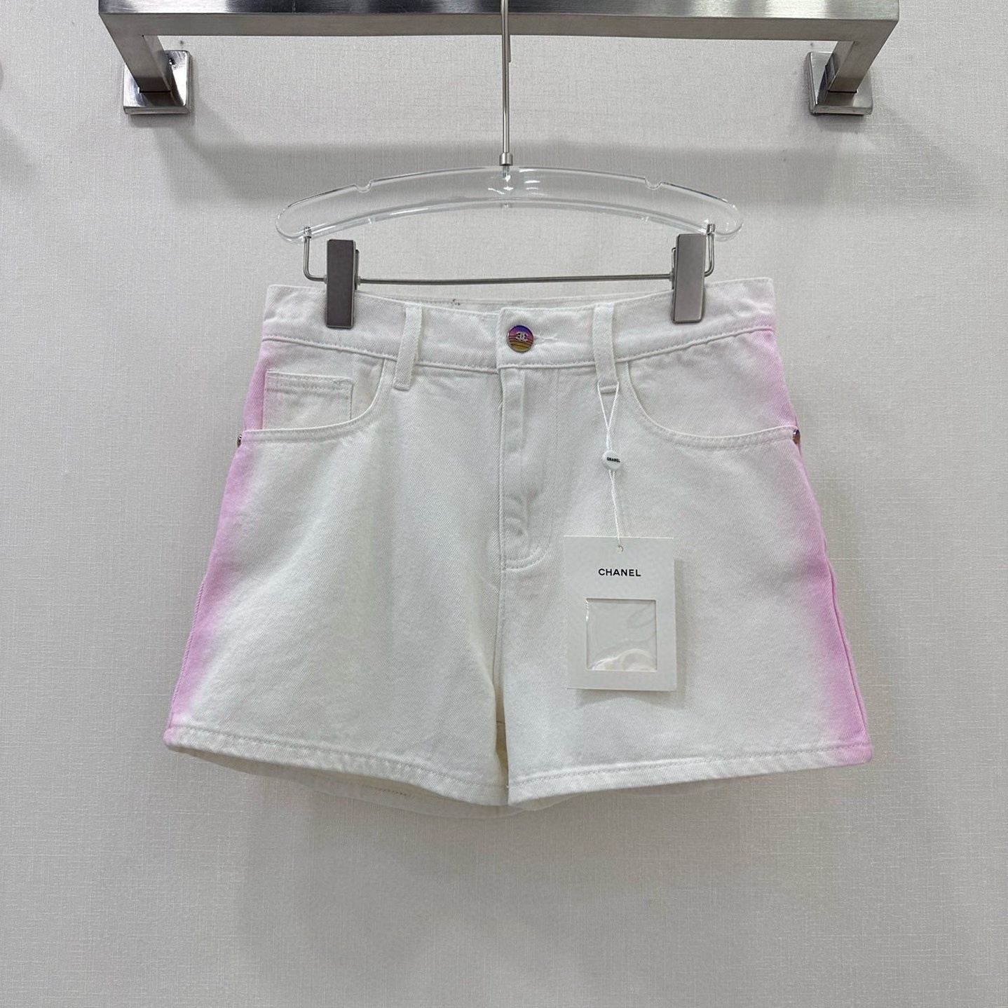 샤넬 CHANEL 2024 SS 캐릭터 로고 단추장식 투톤 화이트 여성 반바지 커스텀급