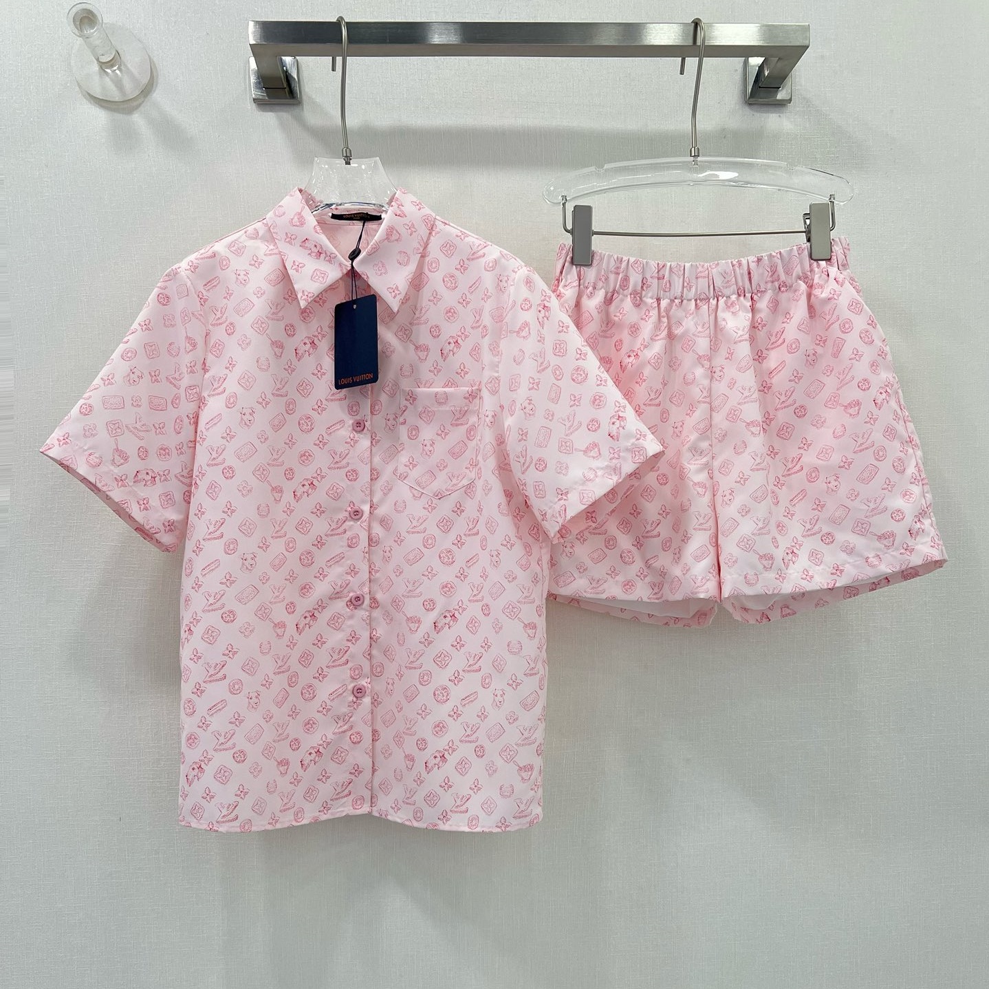 루이비통 LOUIS VUITTON 2024 SS 캐릭터 로고 카라 핑크 셔츠 반바지 여성 세트 커스텀급