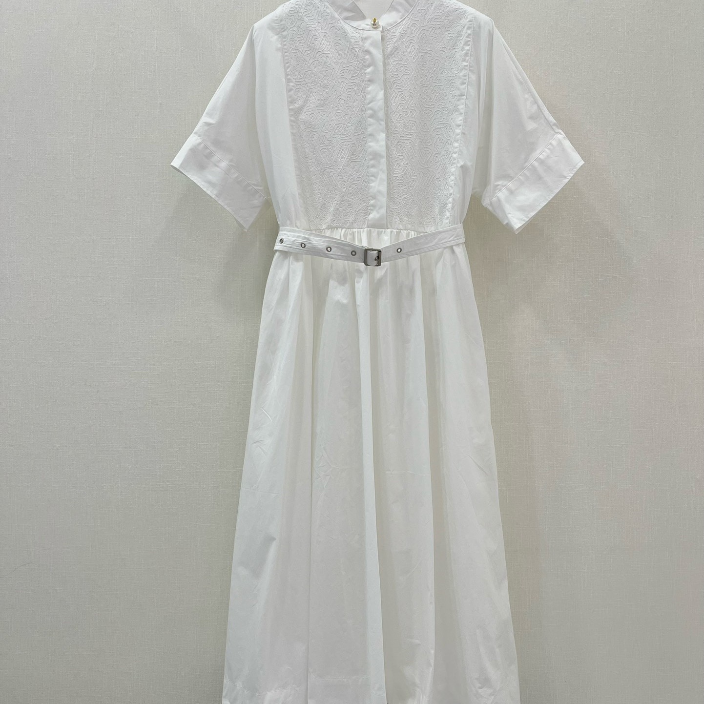 디올 DIOR 2024 SS 캐릭터 로고 자수 벨트장식 화이트 반팔 여성 원피스 커스텀급