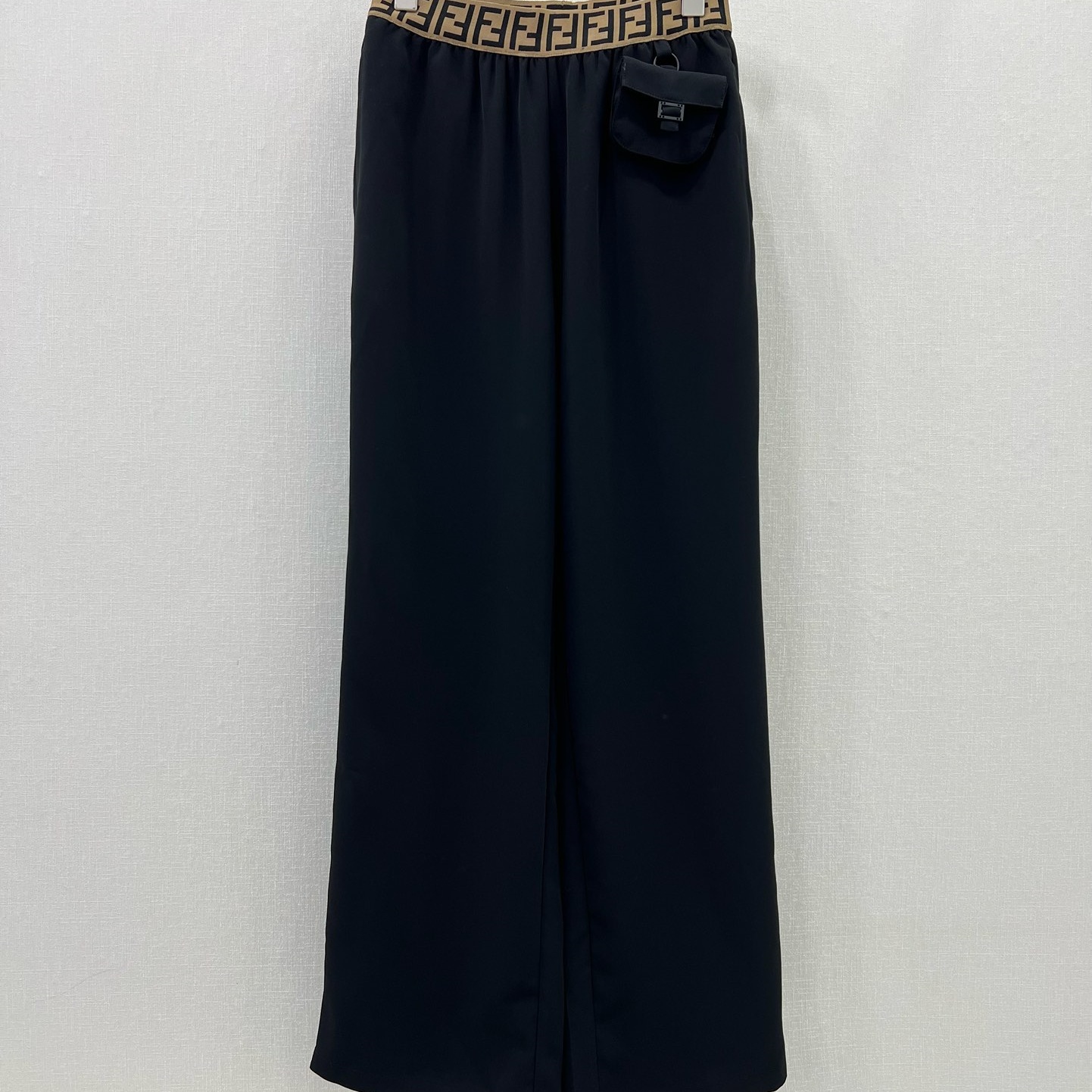 펜디 FENDI 2024 SS 캐릭터 F로고 포켓장식 블랙 여성 바지 커스텀급