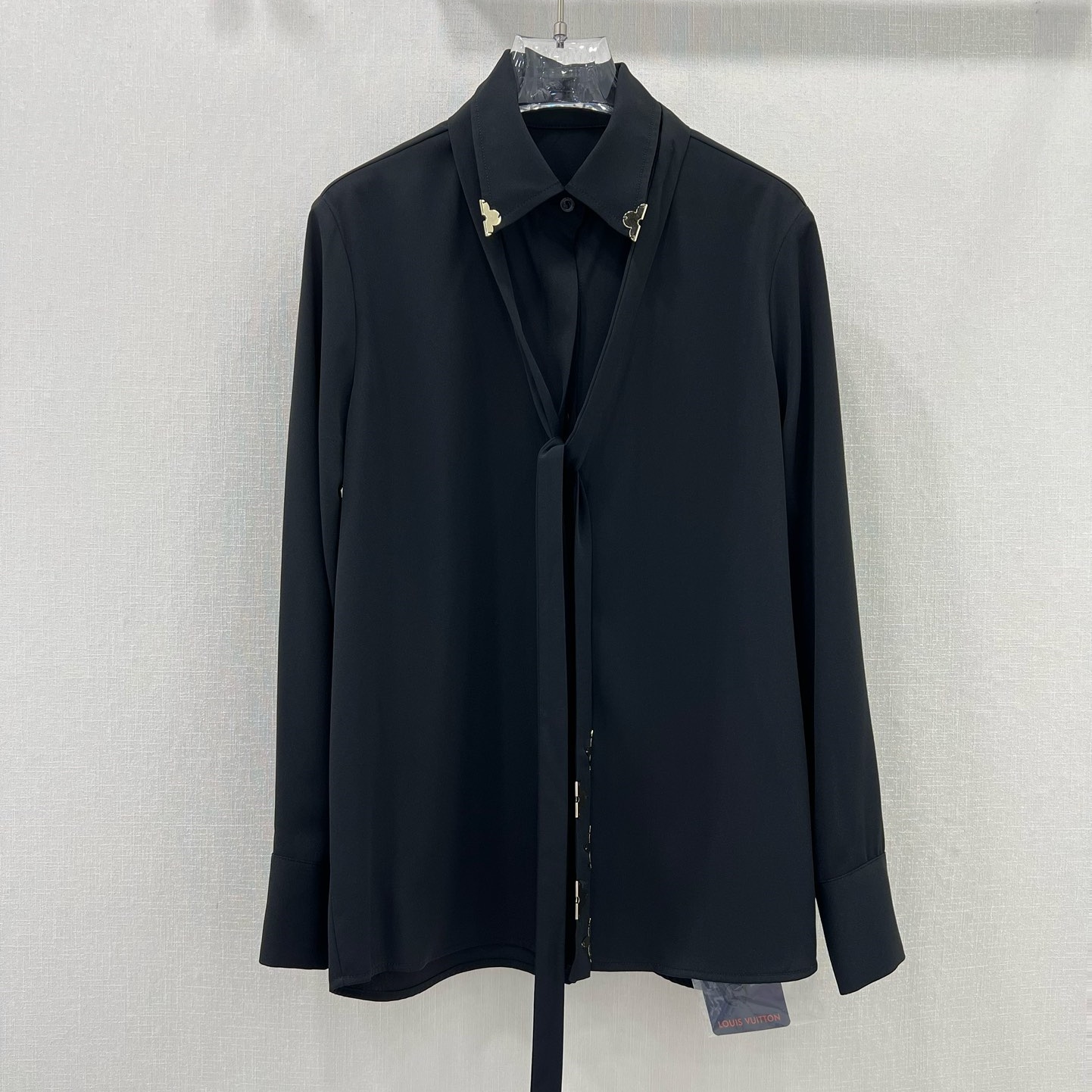 루이비통 LOUIS VUITTON 2024 SS 캐릭터 로고 끈리본 블랙 카라 긴팔 여성 셔츠 커스텀급