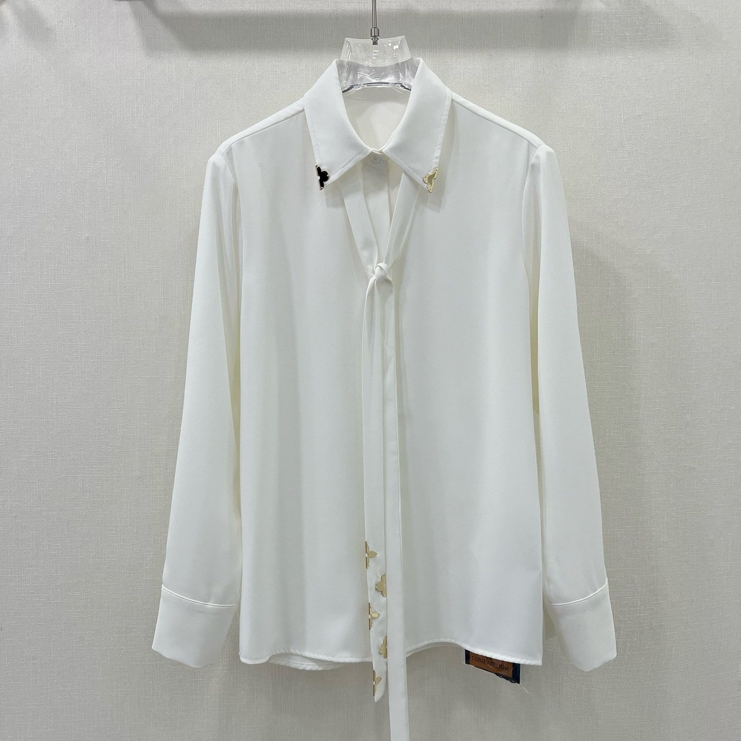루이비통 LOUIS VUITTON 2024 SS 캐릭터 로고 끈리본 화이트 카라 긴팔 여성 셔츠 커스텀급