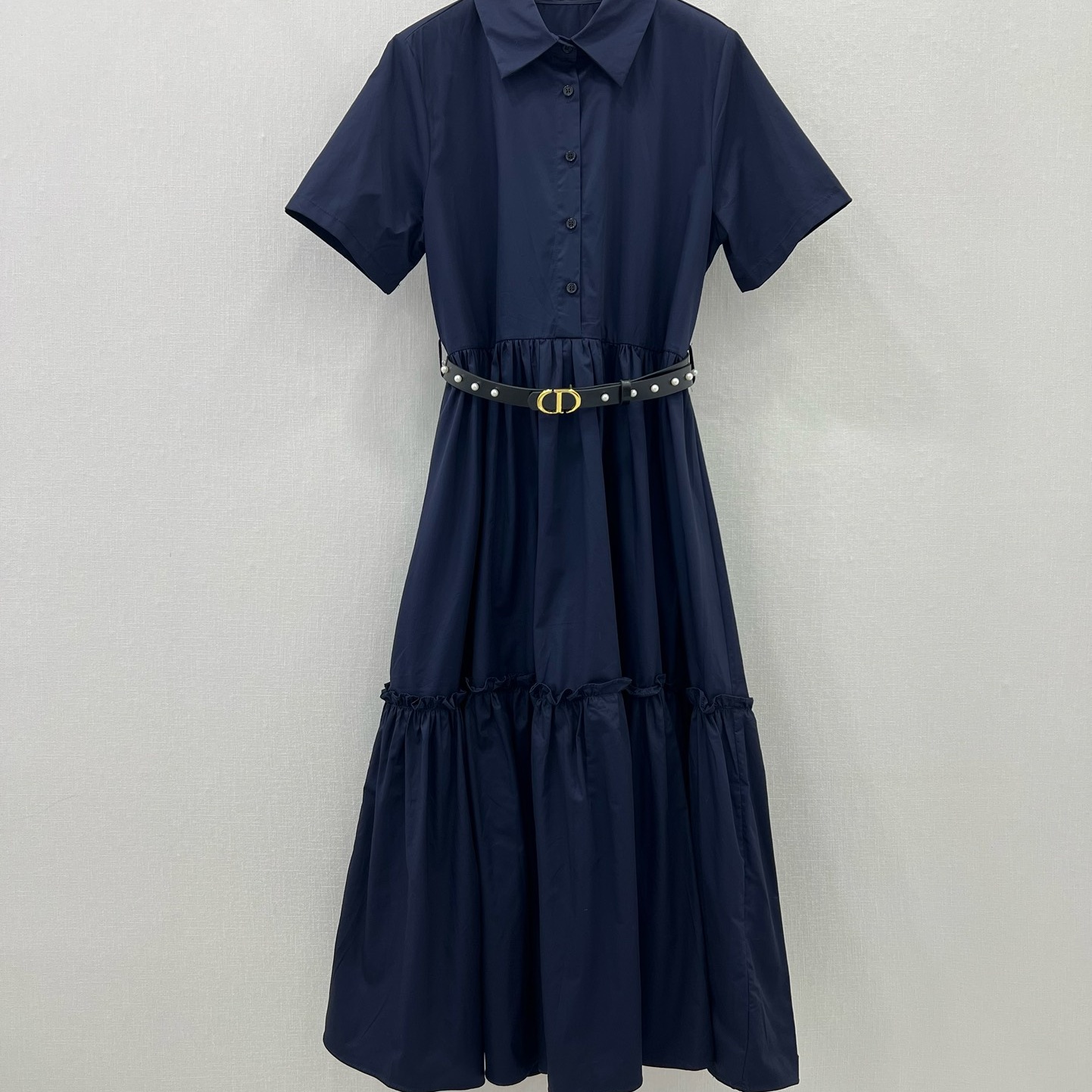 디올 DIOR 2024 SS 캐릭터 로고 자수 벨트장식 카라 네이비 반팔 여성 원피스 커스텀급
