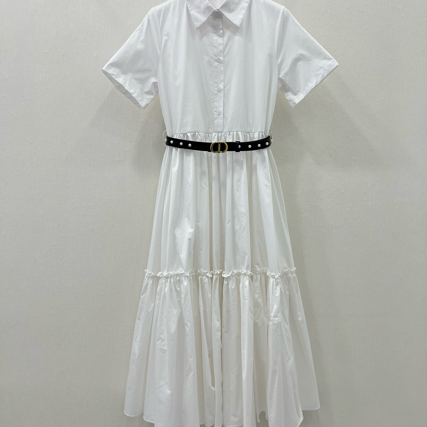 디올 DIOR 2024 SS 캐릭터 로고 자수 벨트장식 카라 화이트 반팔 여성 원피스 커스텀급