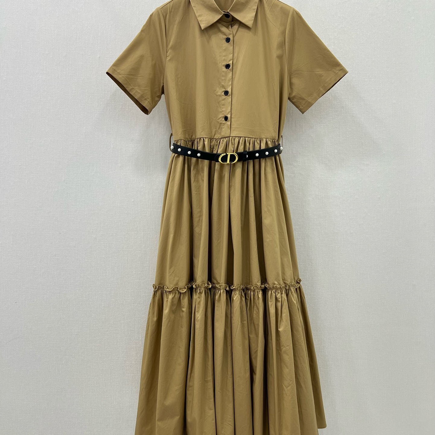 디올 DIOR 2024 SS 캐릭터 로고 자수 벨트장식 카라 카멜 반팔 여성 원피스 커스텀급