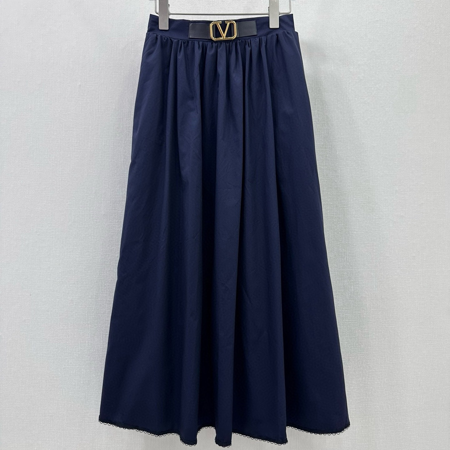 발렌티노 VALENTINO 2024 SS 캐릭터 로고 벨트장식 네이비 여성 치마 커스텀급