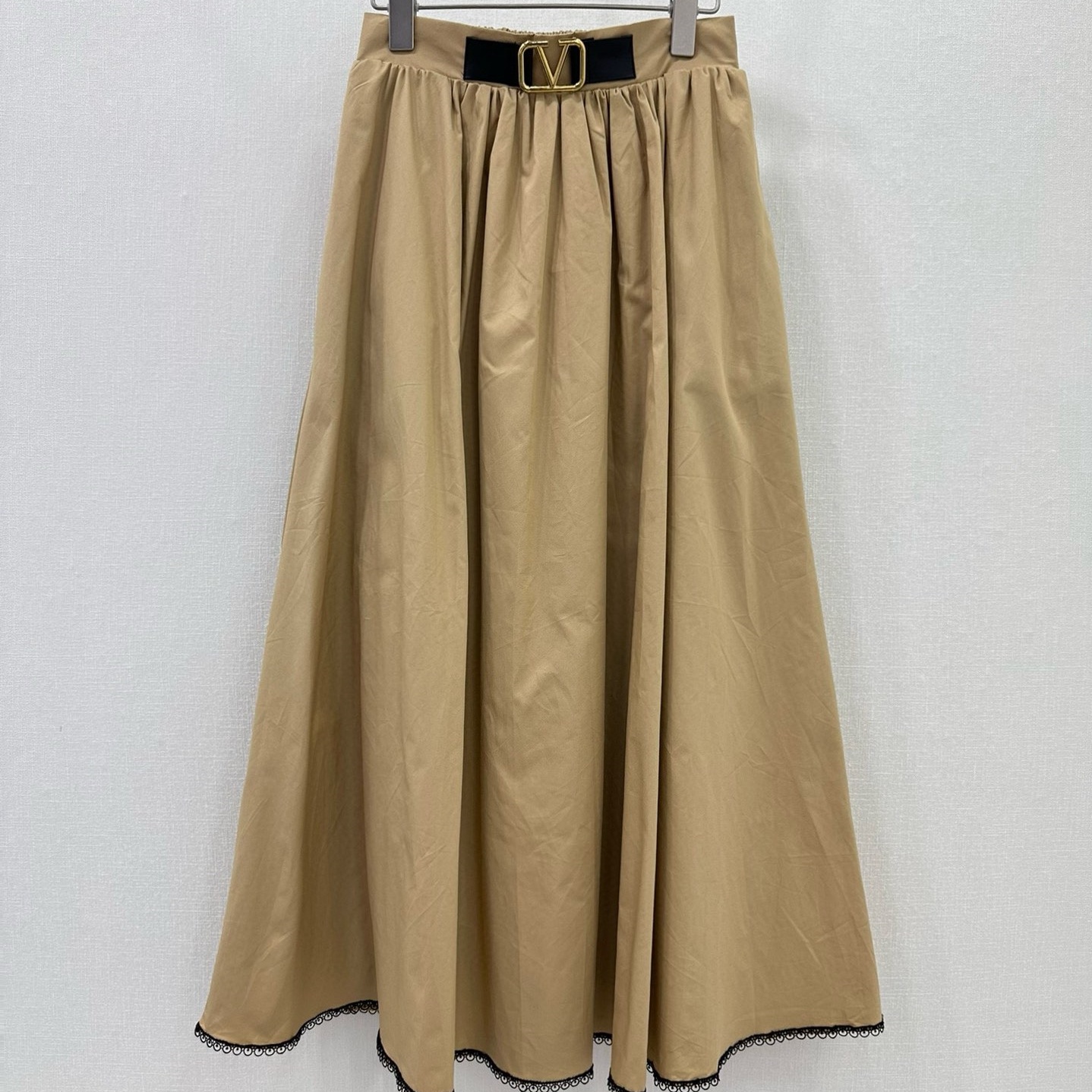 발렌티노 VALENTINO 2024 SS 캐릭터 로고 벨트장식 베이지 여성 치마 커스텀급