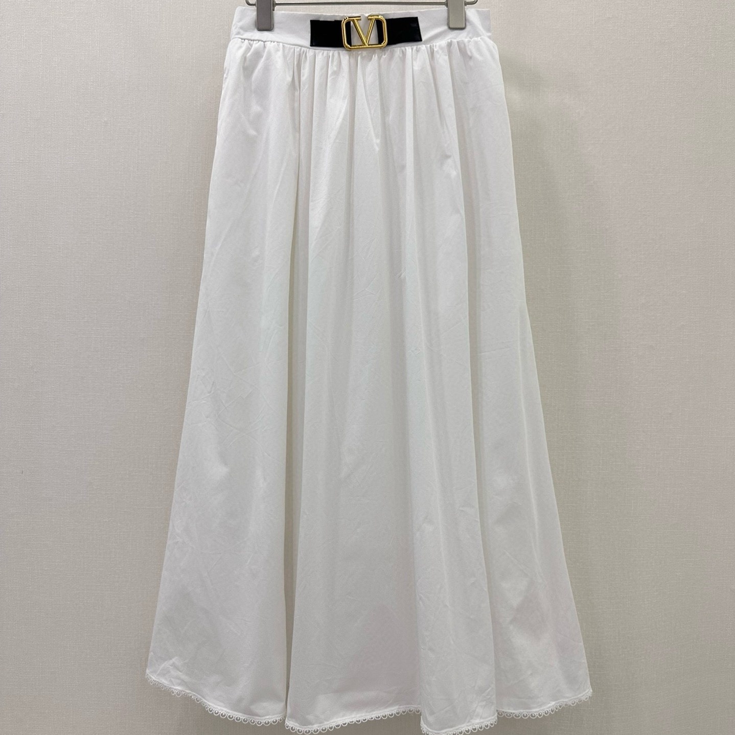 발렌티노 VALENTINO 2024 SS 캐릭터 로고 벨트장식 화이트 여성 치마 커스텀급