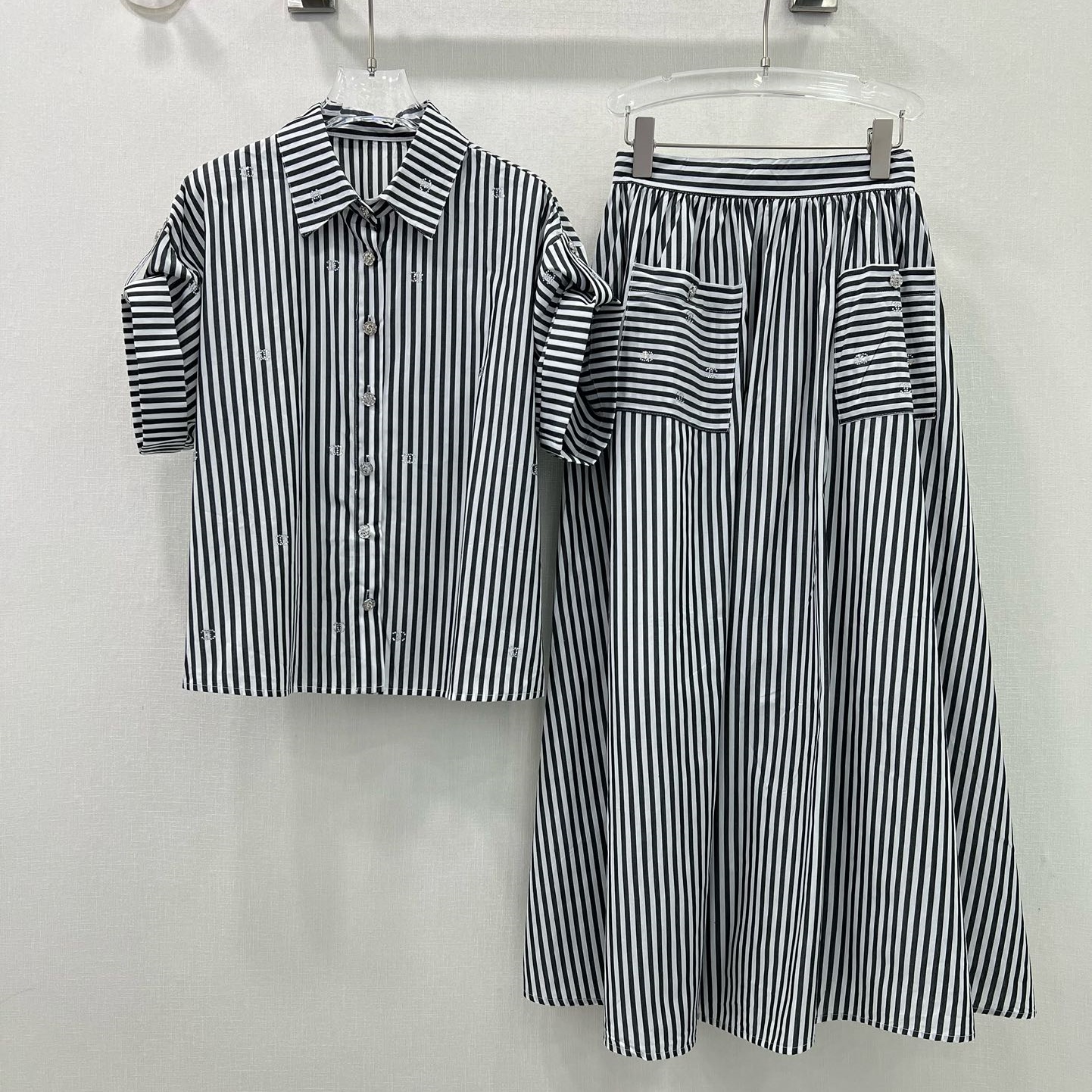 샤넬 CHANEL 2024 SS 캐릭터 로고 스트라이프 카라 블라우스 치마 블랙 여성 세트 커스텀급