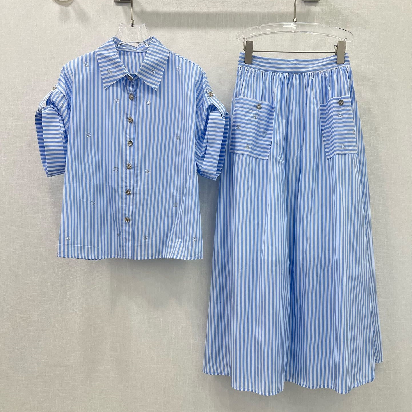 샤넬 CHANEL 2024 SS 캐릭터 로고 스트라이프 카라 블라우스 치마 민트 여성 세트 커스텀급