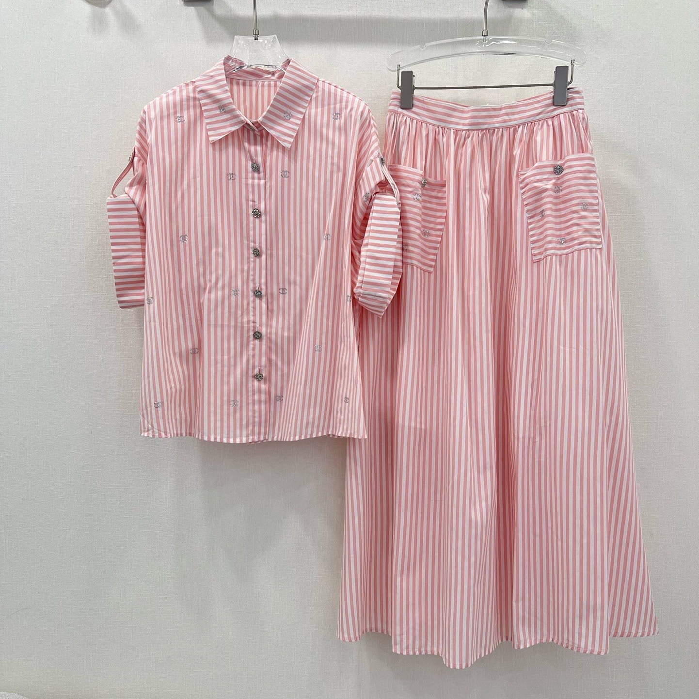 샤넬 CHANEL 2024 SS 캐릭터 로고 스트라이프 카라 블라우스 치마 핑크 여성 세트 커스텀급