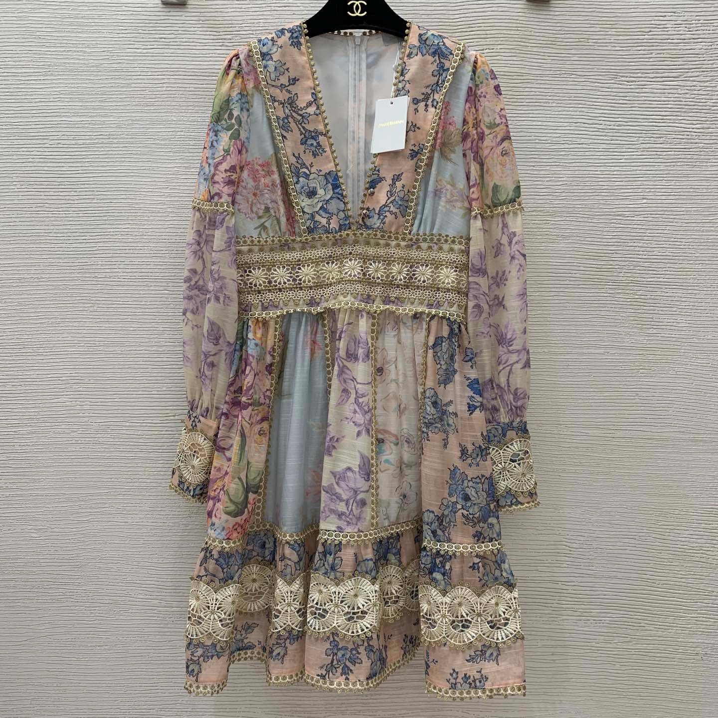 짐머만 ZIMMERMANN 2024 SS 캐릭터 로고 레이스 카라 긴팔 여성 원피스 커스텀급