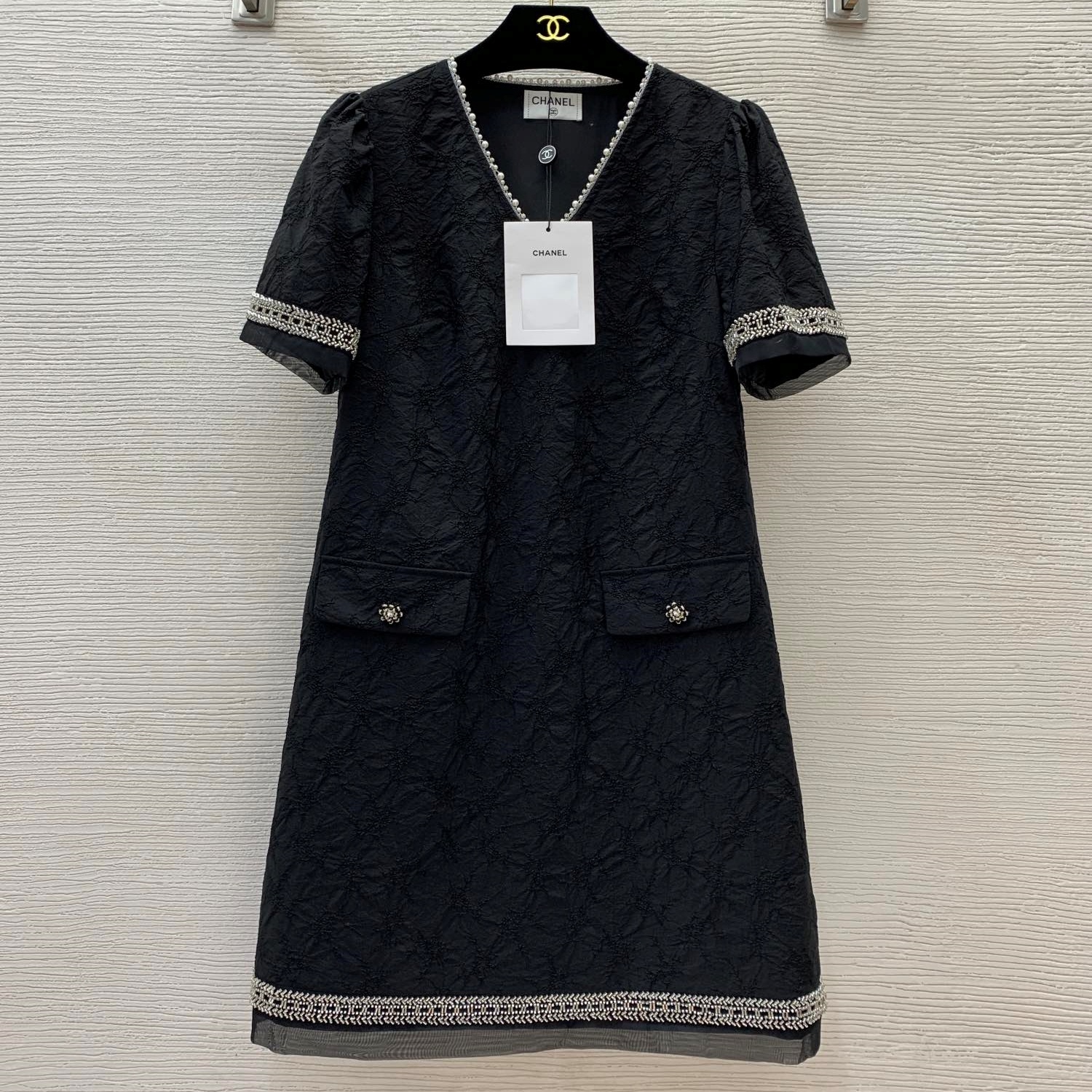 샤넬 CHANEL 2024 SS 캐릭터 로고 큐빅 브이넥 반팔 여성 원피스 커스텀급