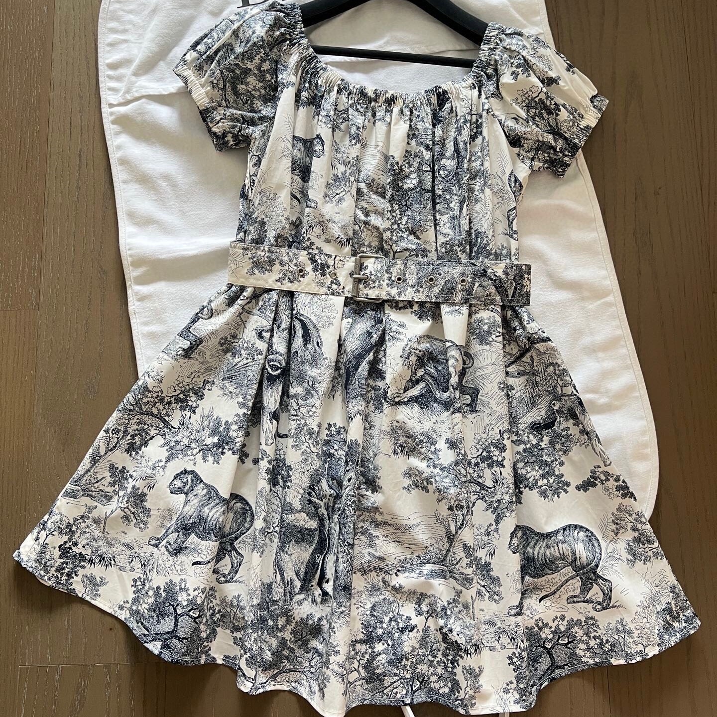 디올 DIOR 2024 SS 캐릭터 로고 벨트장식 반팔 여성 원피스 커스텀급