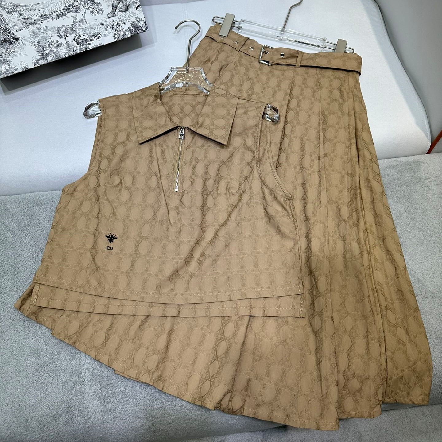 디올 DIOR 2024 SS 캐릭터 로고 카라 지퍼 상의 치마 여성 세트 커스텀급