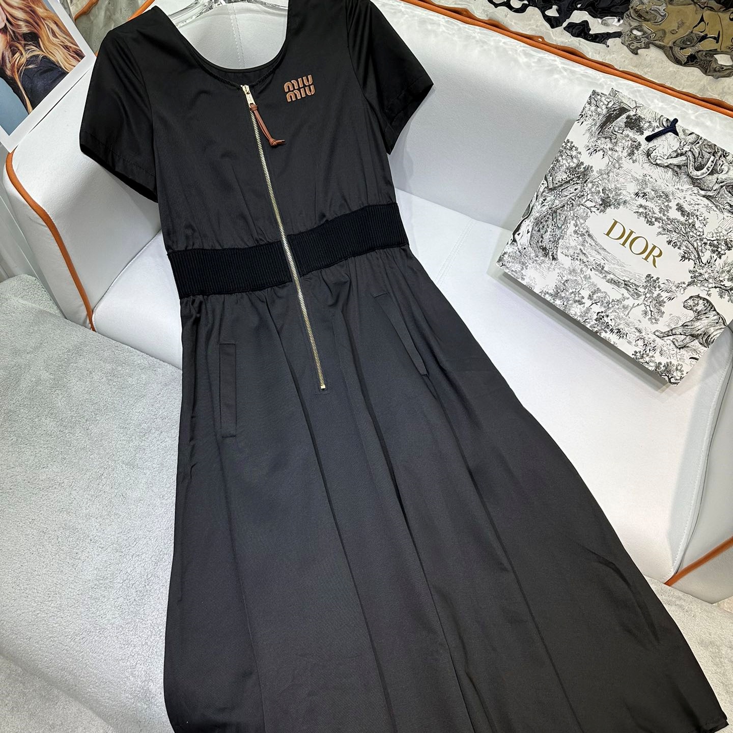 미우미우 MIUMIU 2024 SS 캐릭터 로고 지퍼장식 여성 원피스 커스텀급