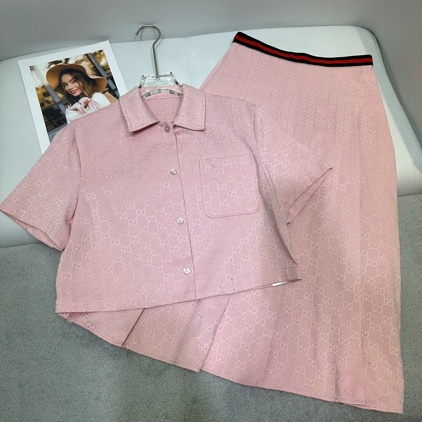 구찌 GUCCI 2024 SS 캐릭터 로고 카라 반팔 상의 치마 여성 세트 커스텀급