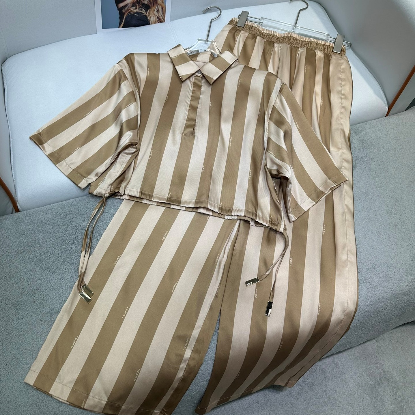 펜디 FENDI 2024 SS 캐릭터 로고 스트라이프 카라 상의 바지 여성 세트 커스텀급
