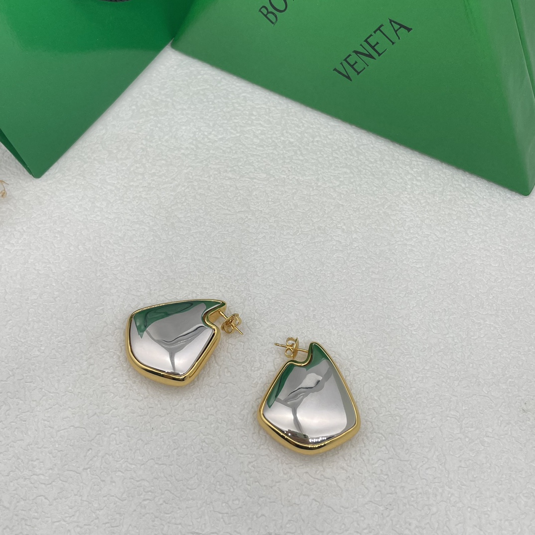 BOTTEGA VENETA 2024 SS 보테가 베네타 실버골드 캐릭터 럭셔리 패션 여성 귀걸이 커스텀급