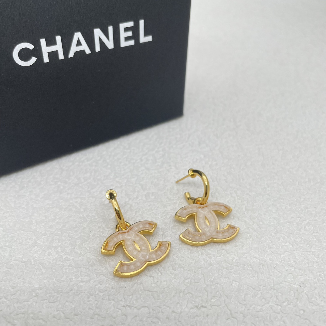 CHANEL 2024 SS 샤넬 쉘 골드 CC로고 캐릭터 럭셔리 패션 여성 귀걸이 커스텀급