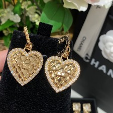 CHANEL 2024 SS 샤넬 다이아 골드 체크 CC로고 럭셔리 패션 여성 귀걸이 커스텀급