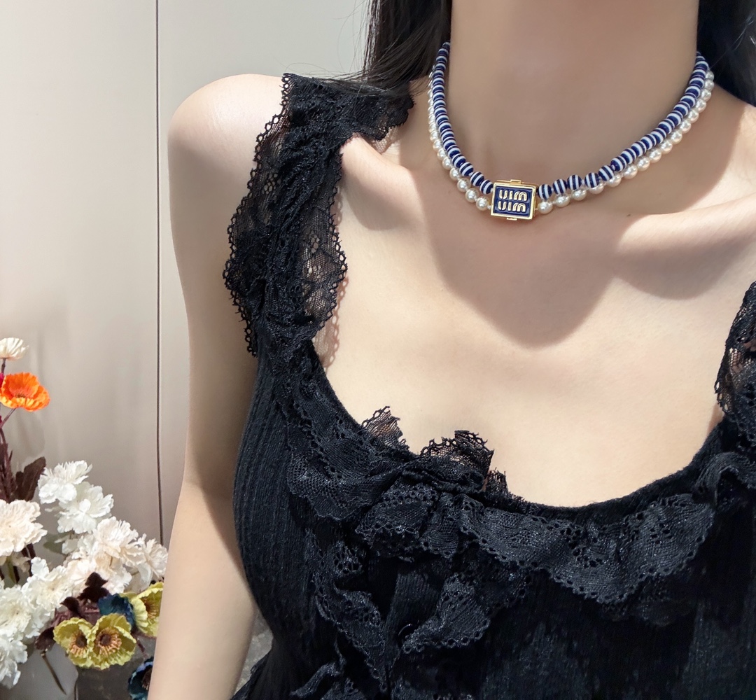 MIUMIU 2024 SS 미우미우 스트라이프 진주 럭셔리 패션 여성 목걸이 커스텀급