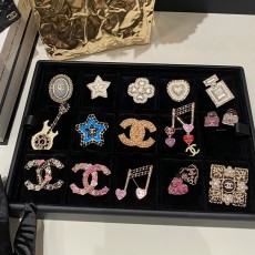 CHANEL 2024 SS 샤넬 캐릭터 CC로고 럭셔리 패션 여성 브로치 커스텀급