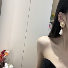 CHANEL 2024 SS 샤넬 진주 링 골드 CC로고 럭셔리 패션 여성 귀걸이 커스텀급