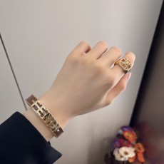 FENDI 2024 SS 펜디 로고 골드 럭셔리 패션 여성 팔찌 반지 세트 커스텀급