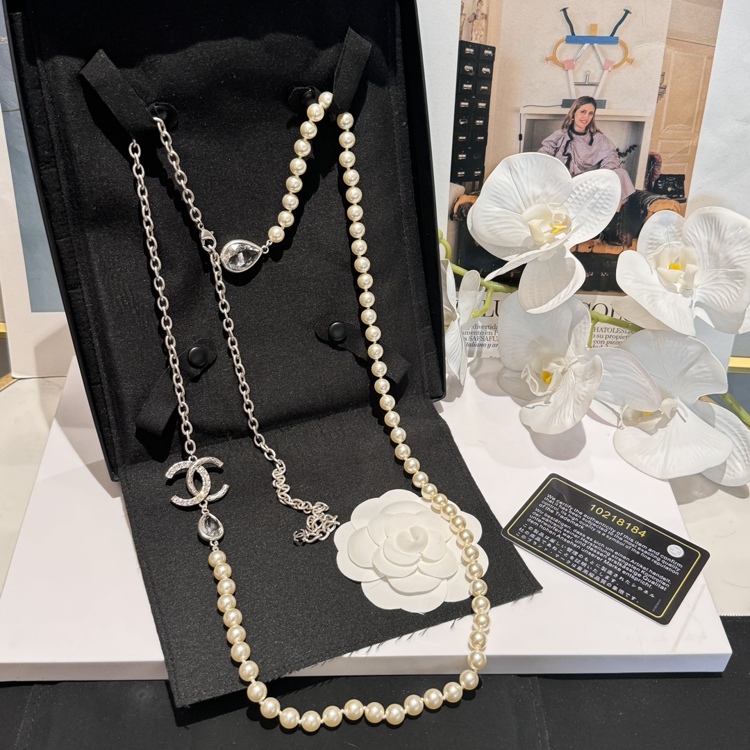 CHANEL 2024 SS 샤넬 진주 실버 로고 럭셔리 패션 여성 롱 목걸이 커스텀급