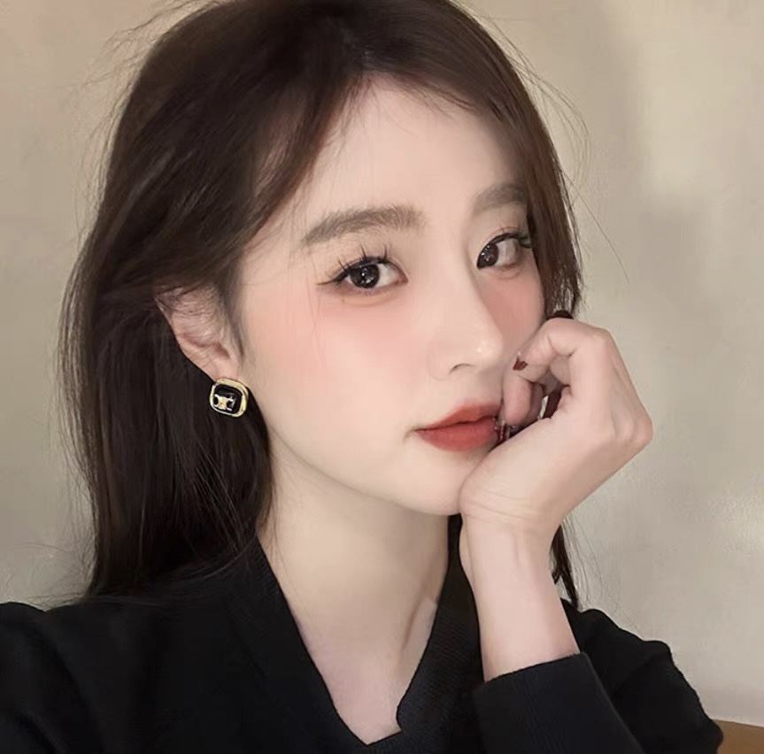 CÉLINE 2024 SS 셀린느 캐릭터 로고 럭셔리 패션 여성 귀걸이 커스텀급