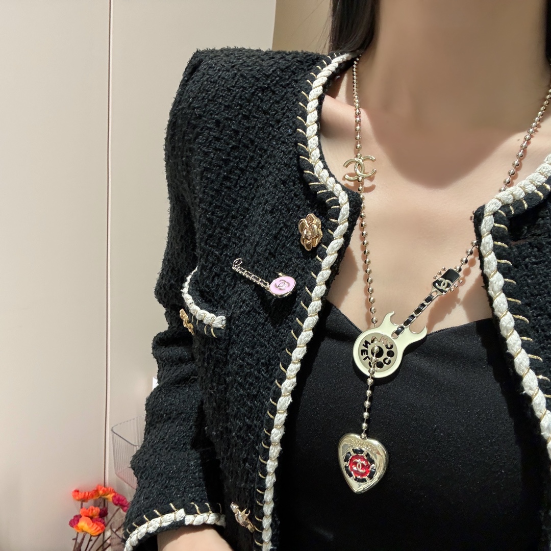 CHANEL 2024 SS 샤넬 바이올렛 캐릭터 CC로고 럭셔리 패션 여성 롱 목걸이 커스텀급