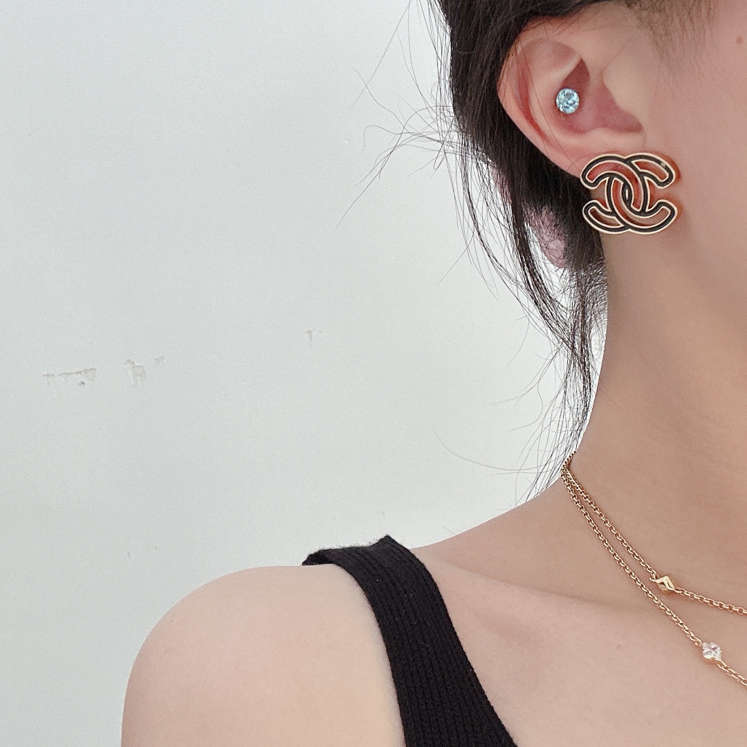 CHANEL 2024 SS 샤넬 캐릭터 CC로고 럭셔리 패션 여성 귀걸이 커스텀급