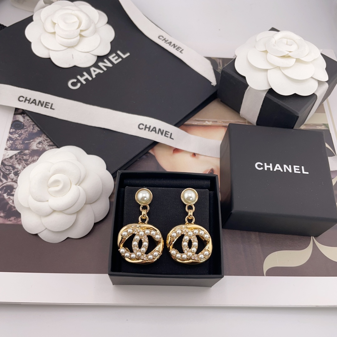 CHANEL 2024 SS 샤넬 캐릭터 진주 CC로고 럭셔리 패션 여성 귀걸이 커스텀급