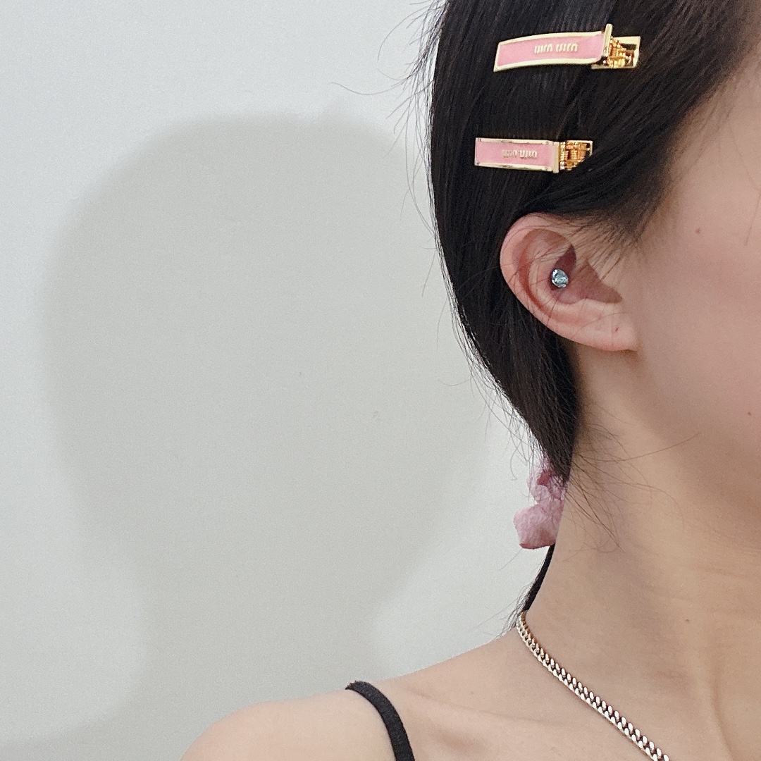MIUMIU 2024 SS 미우미우 캐릭터 골드 핑크 럭셔리 패션 여성 헤어핀 커스텀급