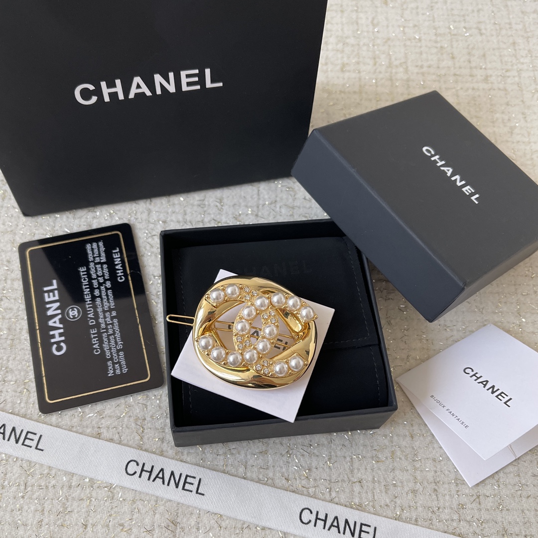 CHANEL 2024 SS 샤넬 캐릭터 진주 CC로고 럭셔리 패션 여성 헤어핀 커스텀급