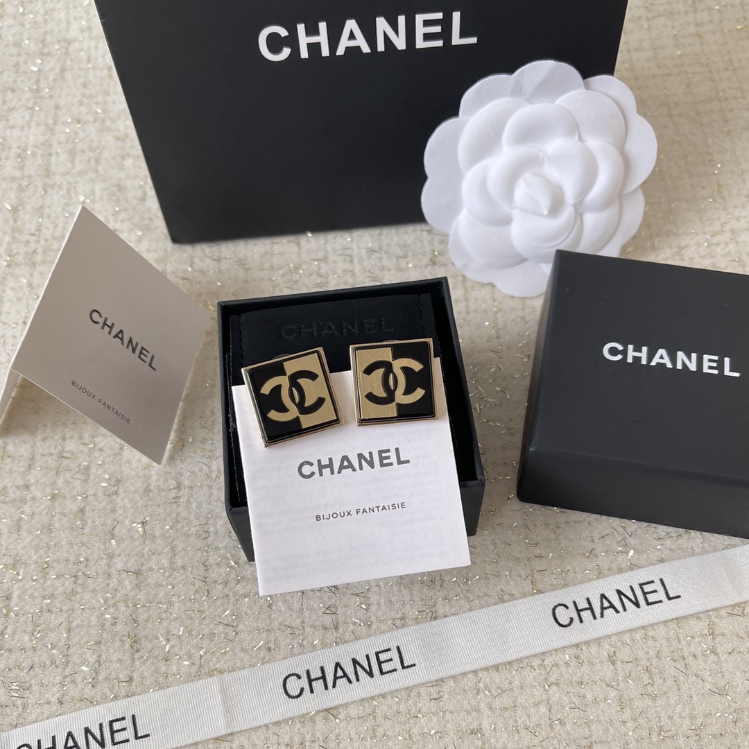 CHANEL 2024 SS 샤넬 캐릭터 CC로고 투톤 럭셔리 패션 여성 귀걸이 커스텀급