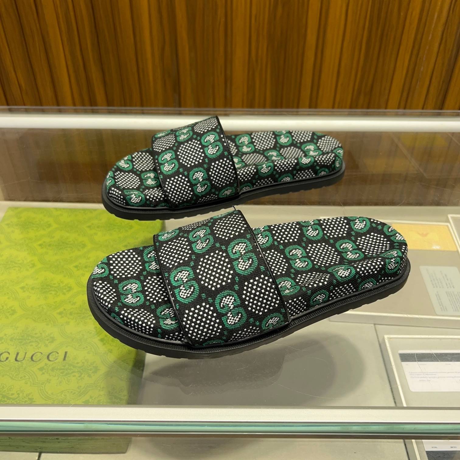 GUCCI 2024 SS 구찌 쟈가드 캐릭터 GG로고 블랙그린 남성 슬리퍼 커스텀급