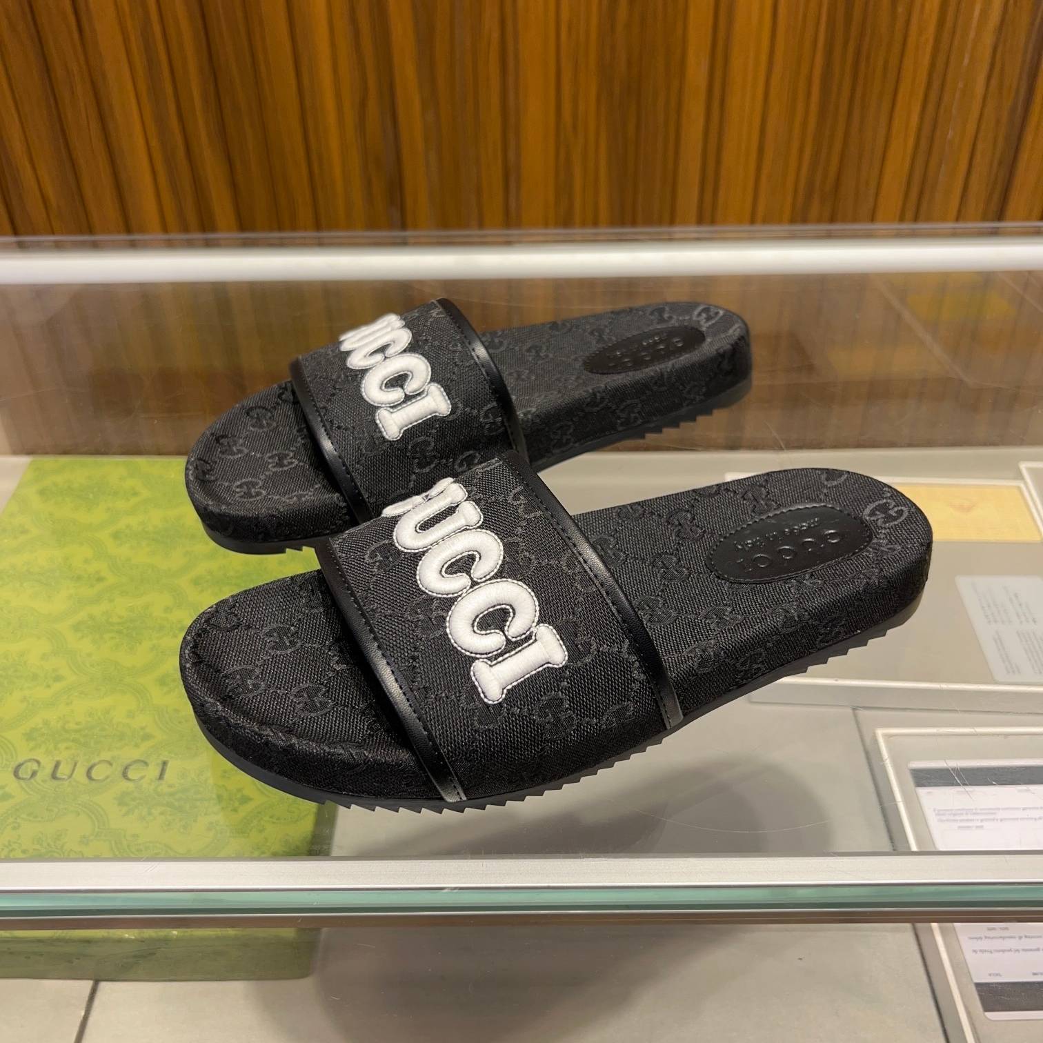 GUCCI 2024 SS 구찌 쟈가드 캐릭터 화이트로고 블랙 남성 슬리퍼 커스텀급