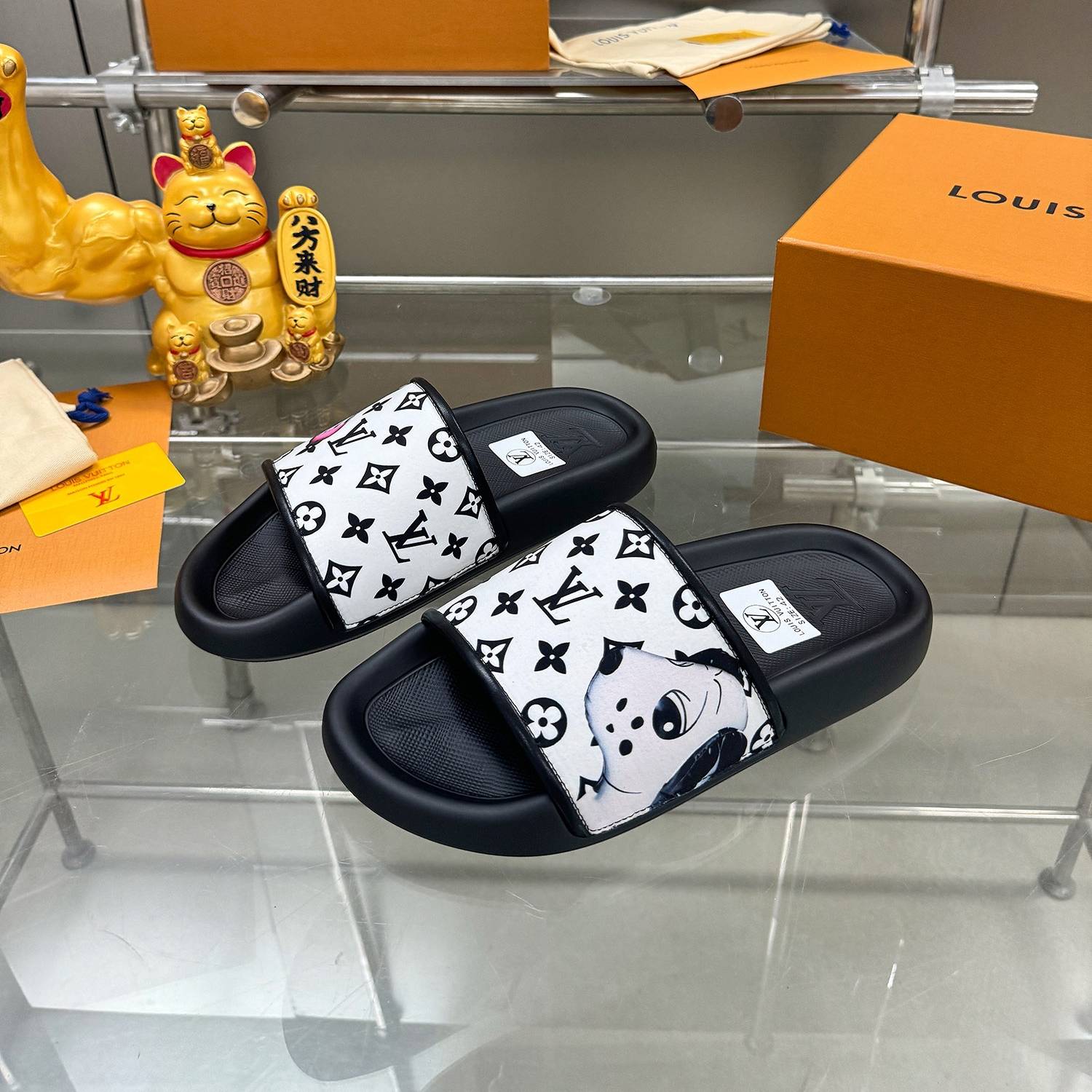 LOUIS VUITTON 2024 SS 루이비통 모노그램 캐릭터 화이트블랙 남성 슬리퍼 커스텀급