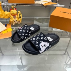 LOUIS VUITTON 2024 SS 루이비통 모노그램 캐릭터 블랙 남성 슬리퍼 커스텀급