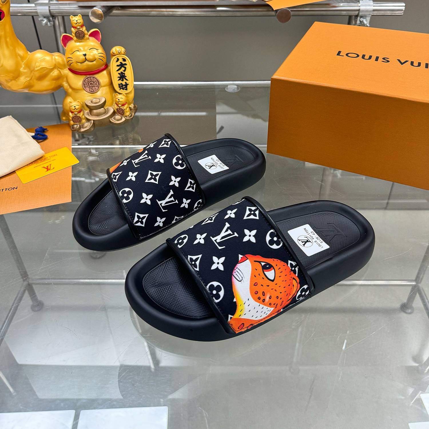 LOUIS VUITTON 2024 SS 루이비통 모노그램 오렌지 캐릭터 블랙 남성 슬리퍼 커스텀급