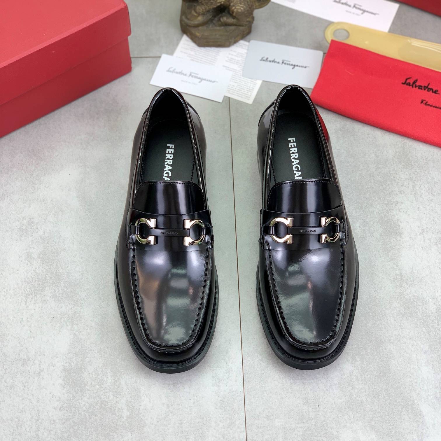 FERRAGAMO 2024 SS 페라가모 캐릭터 실버버클 유광 블랙 남성 구두 커스텀급