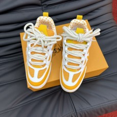 LOUIS VUITTON 2024 SS 루이비통 모노그램 캐릭터 퍼포 옐로우화이트 남성 스니커즈 커스텀급