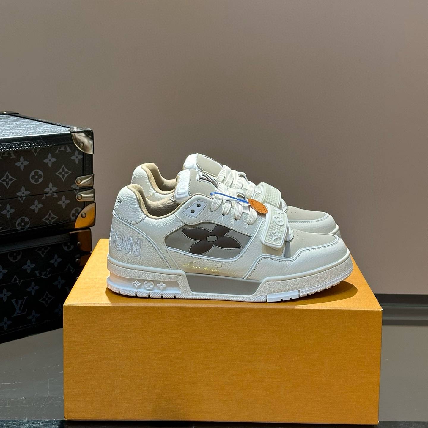 LOUIS VUITTON 2024 SS 루이비통 모노그램 캐릭터 패치로고 화이트그레이 남성 스니커즈 커스텀급