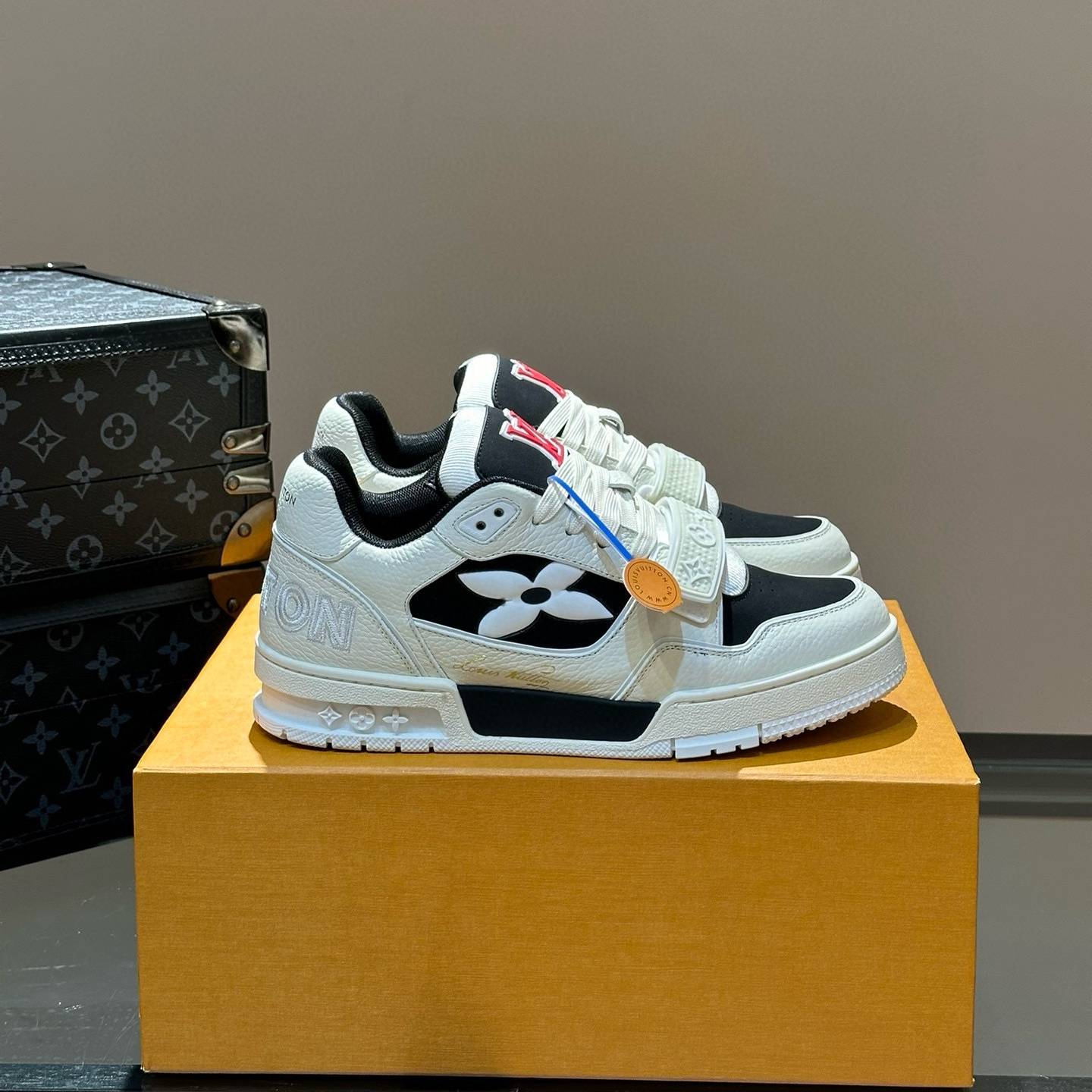 LOUIS VUITTON 2024 SS 루이비통 모노그램 캐릭터 패치로고 블랙화이트 남성 스니커즈 커스텀급