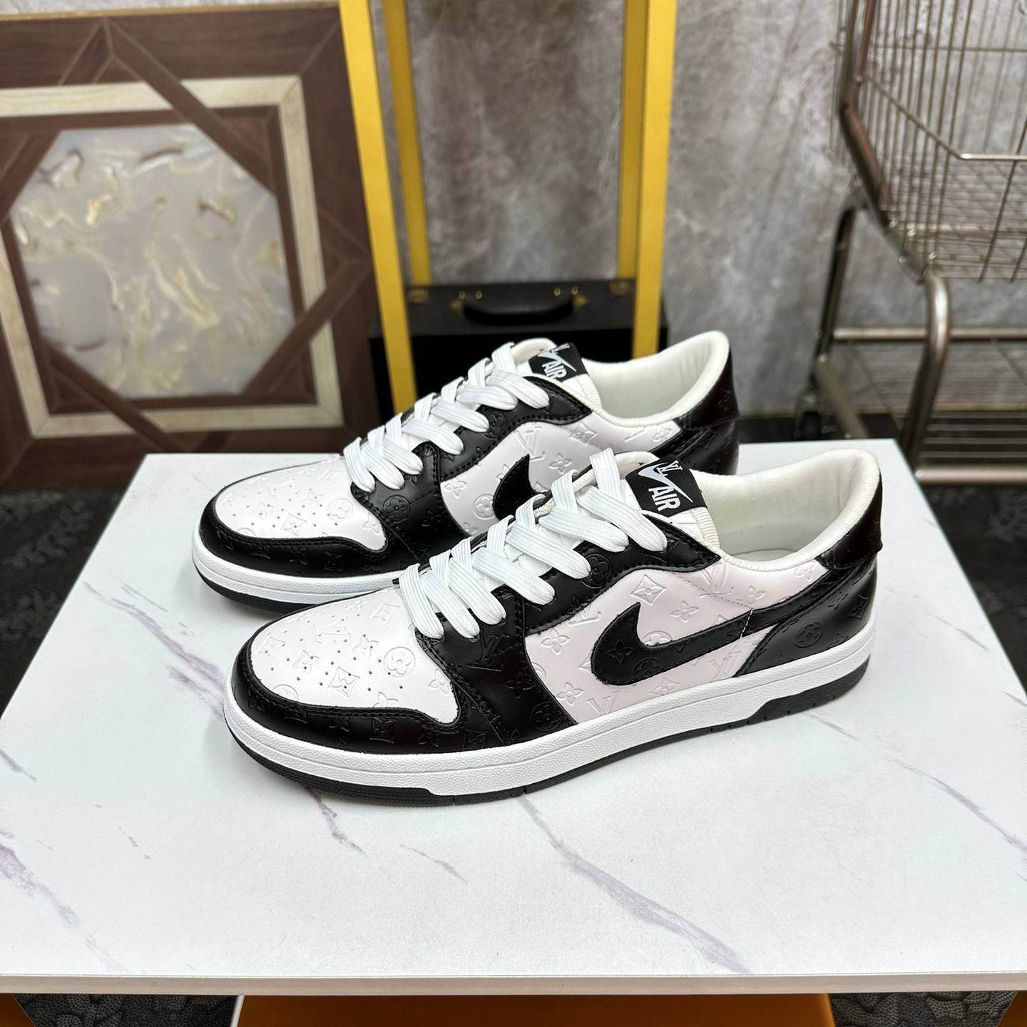 LOUIS VUITTON 2024 SS 루이비통 모노그램 앙프렝뜨 나이키 콜라보 블랙화이트 남성 스니커즈 커스텀급