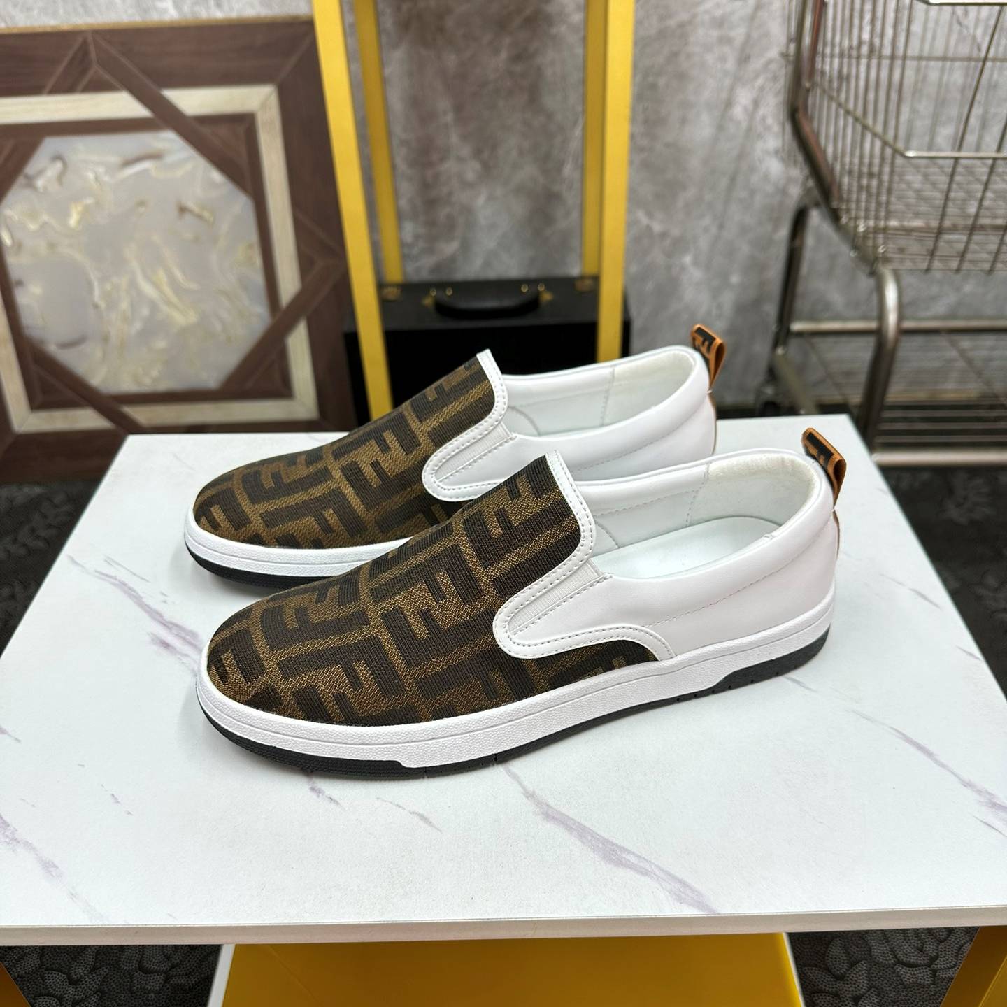 FENDI 2024 SS 펜디 캐릭터 F로고 브라운 화이트텝 남성 슬립온 커스텀급