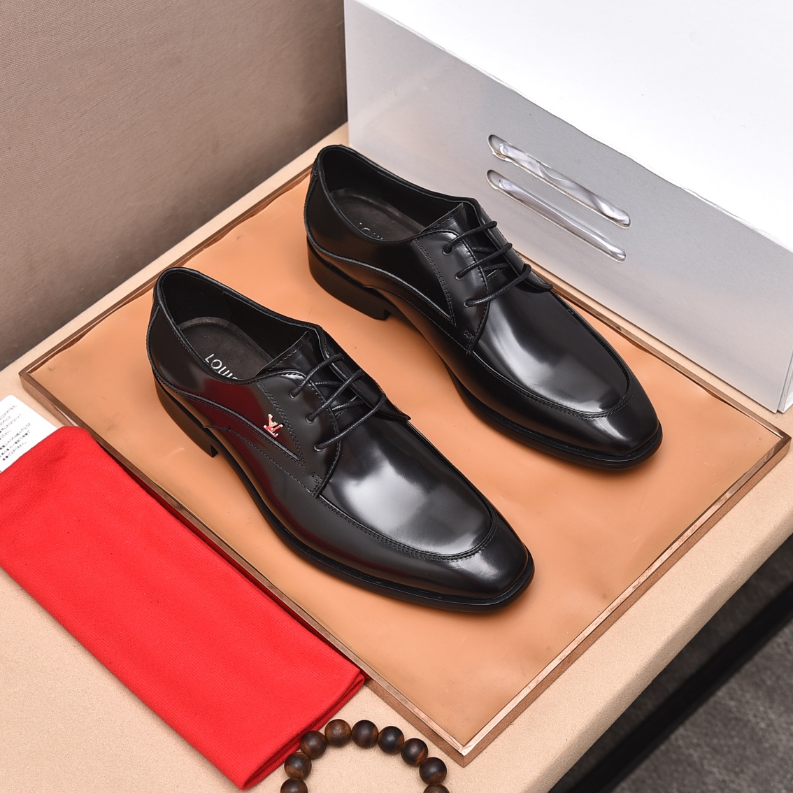 LOUIS VUITTON 2024 SS 루이비통 모노그램 캐릭터 로고 블랙 유광 남성 구 커스텀급