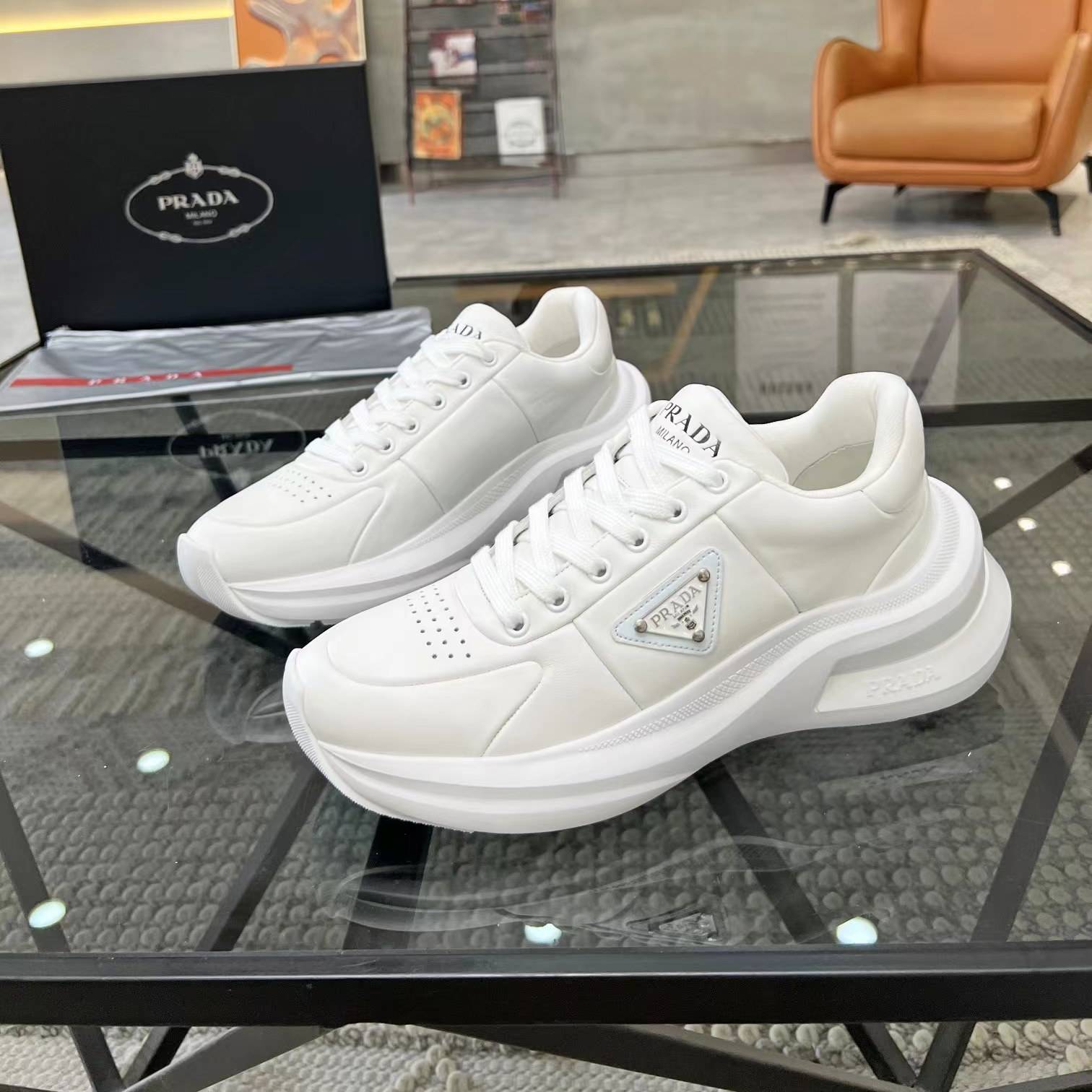 PRADA 2024 SS 프라다 캐릭터 삼각로고 화이트 남성 스니커즈 커스텀급